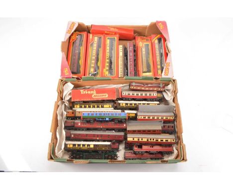 Tri-ang 00 gauge Coaches (43), comprising in original boxes Mark 1 coaches R622 Maroon Brake 2nd, R424 Buffet car, unboxed Ma