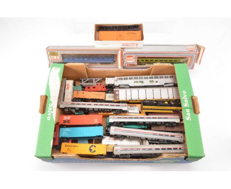 Model Power Lima and other US outline H0 gauge Locomotives coaches and wagons (35), comprising in original boxes Lima 303607 
