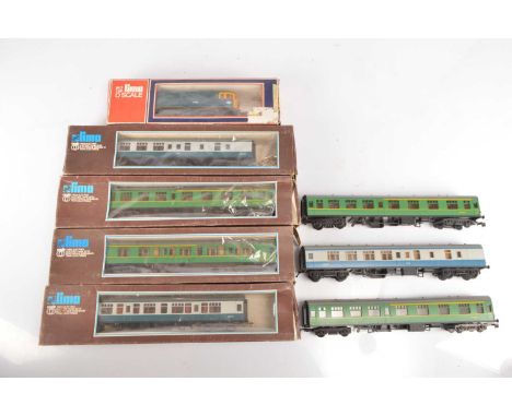Lima  O gauge Locomotive and coaches  (8), comprising in original boxes Lima 6533 Class 33 Diesel Locomotive BR blue D6524, 6