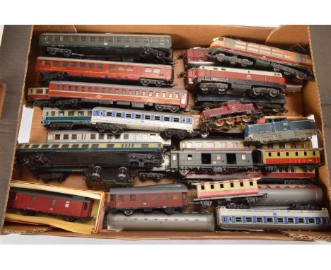 Lima Rivarossi Fleischmann H0 gauge Locomotive and rolling stock (31), comprising Rivarossi Diesel locomotive DB red/grey V16