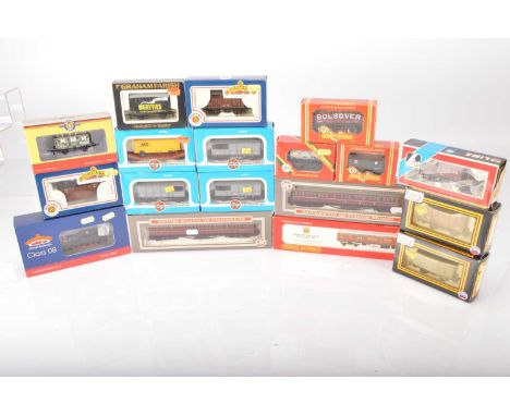 Bachmann Airfix Hornby Dapol and other Locomotive and rolling stock all in original boxes 00 gauge (18), comprising Bachmann 