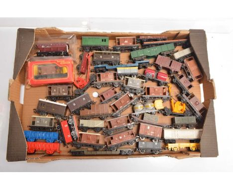Hornby Mainline Airfix Dapol and other makes 00 gauge freight wagons and rolling stock (174), comprising in generally good co