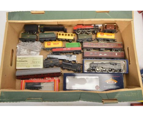 Hornby Hornby Dublo and other 00 gauge Locomotives Carriages and wagons (26 ), comprising in wrong boxes Hornby Dublo Standar
