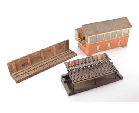 Bassett Lowke or similar large scale (Gauge 1) Wooden Signal box and 0 Gauge display (2), measuring 18 * 8 * 11 inches tall (