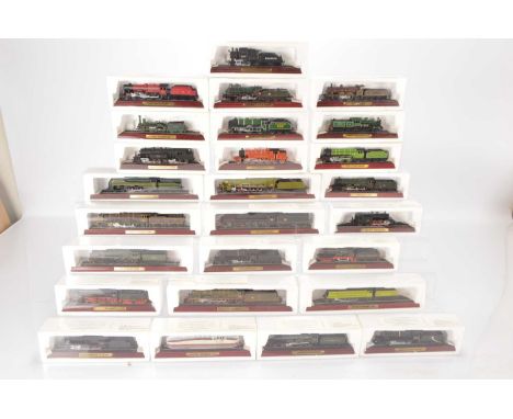 Atlas Editions exhibition Model Locomotives on plinths in original packaging 1/100 scale (35), comprising Atlas Edition plast