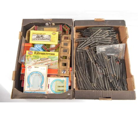 Hornby 00 gauge assorted track and accessories (qty in 2 boxes), comprising Hornby R609 long curves (14 ), R605 Curves (36), 
