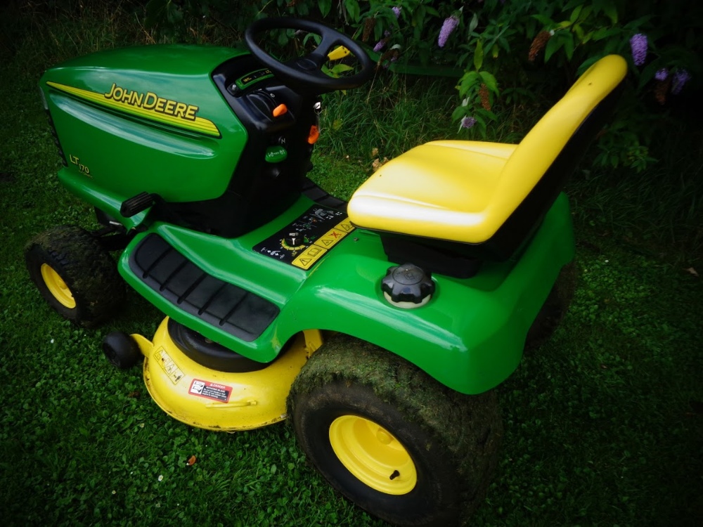 John Deere LT170 Ride on Mulch Mower with a 42 Inch Freedom deck ...