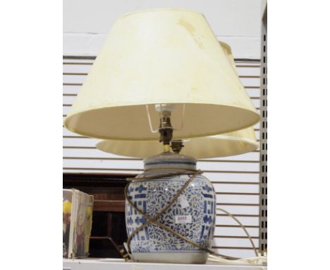 Blue and white ceramic Eastern-style table lamp&nbsp;decorated with double happiness character and a pair of cream ground oct