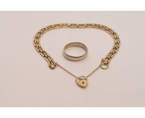 A 9ct white gold band ring (5g) and a 9ct yellow gold gate bracelet (7g)