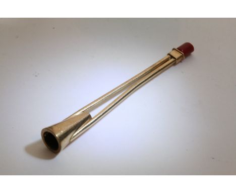 A 9ct gold cigarette holder.