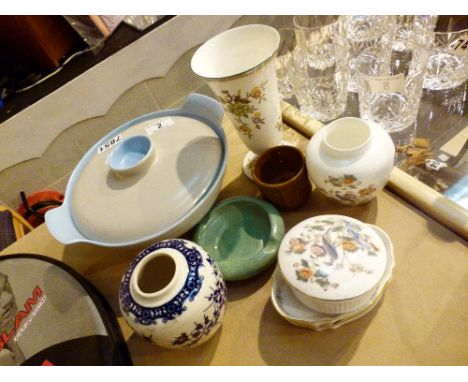 Quantity of mixed ceramics including Poole and Shelley