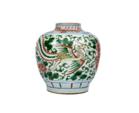 A CHINESE PORCELAIN FAMILLE VERTE JAR of ovoid form, on-glaze painted with dragons and large chrysanthemum heads on a scroll 