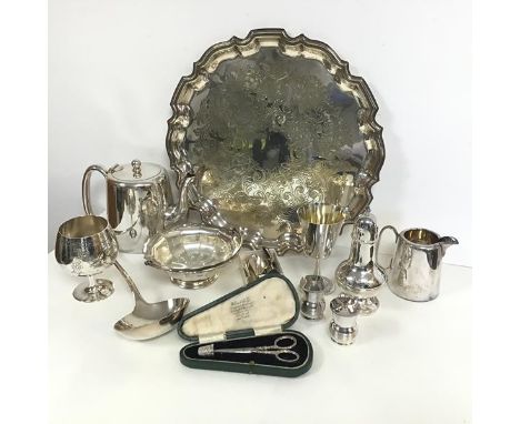 A presentation silver thimble and pair of scissors in original box from Wilson &amp; Sharp (combined: 25.54g) (box: 2cm x 17c