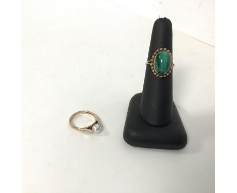 A 9ct gold ring set polished oval malachite surrounded by a twist (L) and a 9ct gold ring set cultured pearl flanked by two s