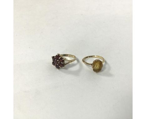 An 18ct gold ring set single cushion cut citrine in claw setting (M) (2.81g) and a 9ct gold garnet cluster ring (O/P) (3.25g)