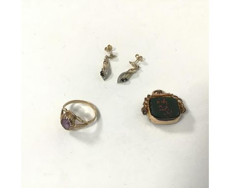 A 9ct gold ring with single amethyst in claw setting (O) (1.94g), a pendant with fob showing a rectangular bloodstone to one 