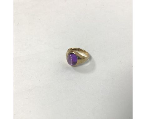 A 9ct gold ring set single oval polished amethyst (L) (3.02g)