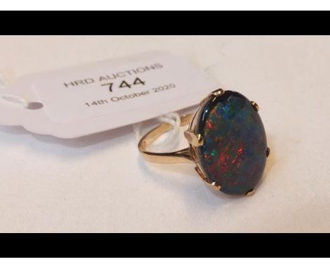 A 9ct gold ring with single black Doublet opal? CONDITION REPORTBy our judgement, condition of lot is good.Notably, there are