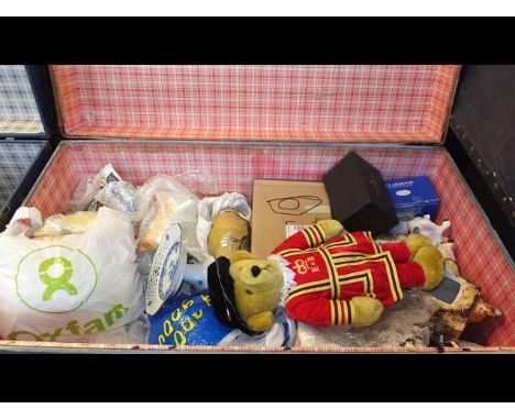 A travelling trunk and contents