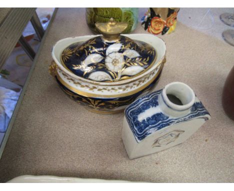 A Chinese export ware tea caddy (a/f), and an early 19th Century porcelain lidded sucrier (2)