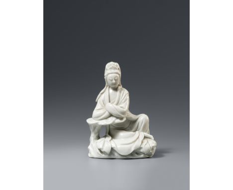 Dehua-Figur der Guanyin. Kangxi-Ära (1662-1722)Die Gottheit sitzt in der 'Pose der königlichen Gelassenheit' (rajalalitasana)