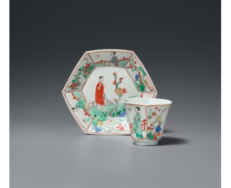 Hexagonaler famille verte-Becher mit Unterteller. Kangxi-Ära (1662-1722)Dekoriert mit Frauen in einer Gartenlandschaft. Beide