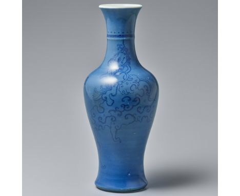 Blauglasierte Phönixvase. Kangxi-Ära (1662-1722)Dekoriert mit stilisierten Phönixen und quadratischen Siegelmarken in Untergl