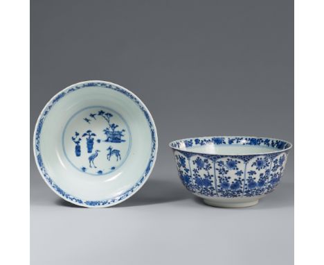 Paar blau-weiße Kummen. Kangxi-Ära (1662-1722)Ein Paar Kummen auf Fußring mit ausladender, geriffelter Lippe dekoriert in Unt