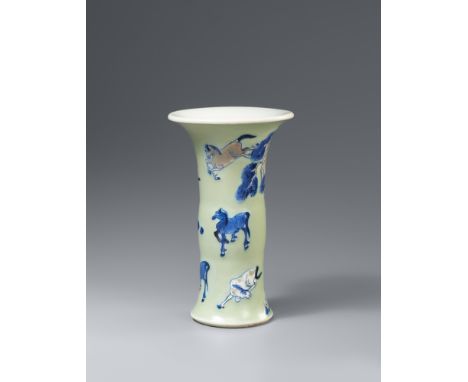 Kleine seladongrundige Vase in Gu-Form. Kangxi-Ära (1662-1722)Kleine trompetenförmige Vase, dekoriert in Unterglasurblau und 