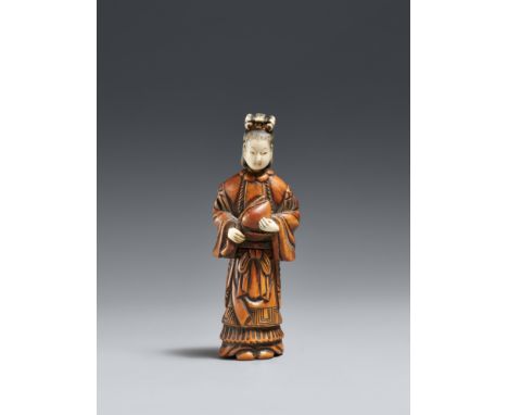 Shunga-Netsuke. Seiôbô. Buchsbaum und Elfenbein. 19. Jh.Bez.: YoshinagaStehend, gekleidet in vornehme Gewänder, in beiden Hän