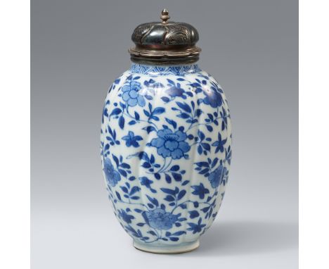 Blau-weiße Teedose mit Silberdeckel. Kangxi-Ära (1662-1722)Mit geriffelter Wandung, dekoriert in Unterglasurblau mit floralem