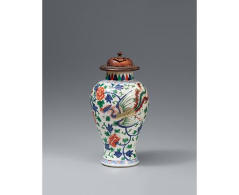 Kleine wucai-Balustervase. Kangxi-Ära (1662-1722)Kleine Balustervase mit Phönixen und Päonienranken in Unterglasurblau, Grün 