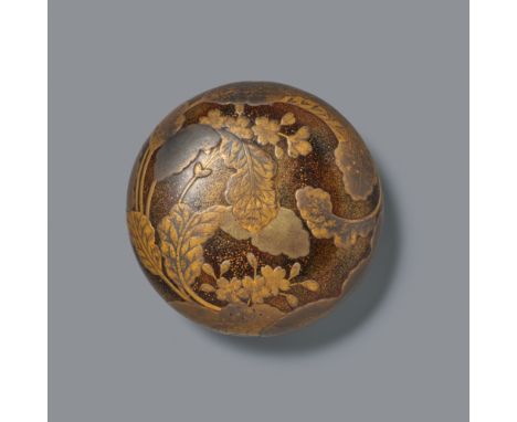 Zwei manjû. Holz und Lack. 18./19. Jh.a) 2-tlg. Rund. Allseitig locker gestreuter nashiji. In Gold- und Silber-hiramakie Kirs