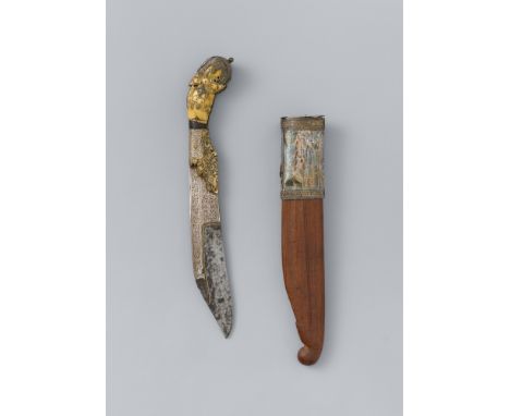 Dolch (piha-kaetta) in Scheide. Stahl, Messing, Silber, Elfenbein. Sri Lanka. 17./18. Jh.Kräftig gebogene Klinge mit breitem 