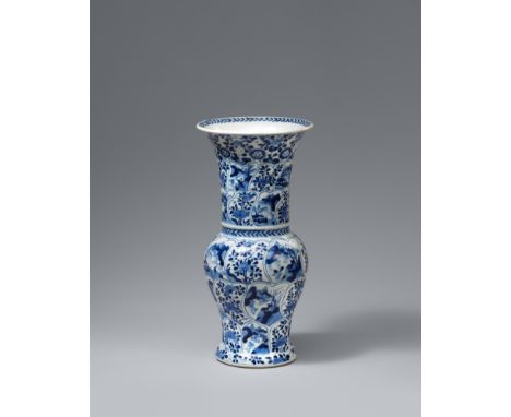 Kleine yenyen-Vase. Kangxi-Ära (1662-1722)Mit trompetenförmigem Hals, bemalt in Unterglasurblau mit Paneelen in Form von Blüt