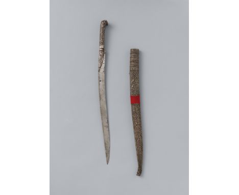 Yatagan mit Scheide. Stahl, Holz, Silber und rote Kordel. Osmanisches Reich. 19. Jh.Klinge aus Stahl, beidseitig schmale Hohl