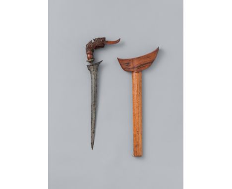 Kris. Malaysia, Malakka. 19. Jh.Gerade Klinge aus Stahl mit Längs-pamor. Griff aus Holz in Form eines Eisvogels mit geschwung