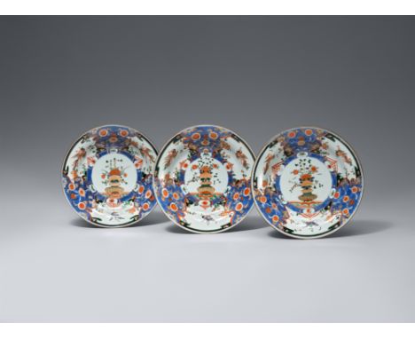 Drei Imari-verte Suppenteller. Kangxi-/Yongzheng-Ära (1720-1730)Drei tiefe Teller auf Fußring mit schräger Fahne, dekoriert i