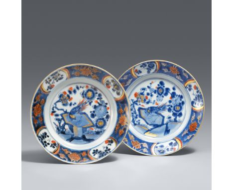 Paar kleine polychrome Teller. Kangxi-Ära, um 1700Zwei Teller mit flacher, schräger Fahne, dekoriert in Unterglasurblau, Eise