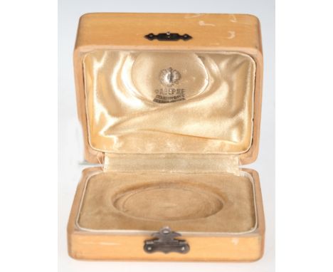 Fabergé-Etui, helles Holz mit Seide und Samt ausgekleidet, innen kyrillisch bez. "Fabergé St. Petersburg, Moskau, Odessa", Ge
