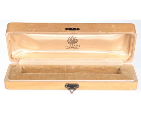 Fabergé-Etui, helles Holz mit Seide und Samt ausgekleidet, innen kyrillisch bez. "Fabergé St. Petersburg, Moskau, Odessa", Ge