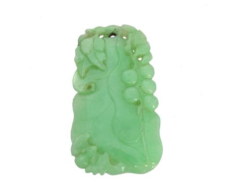 A jade carving, designed as a gourd with bat and bird detailing, length 5.5cm, gross weight 113.5cts.Condition report: Approx