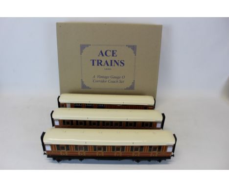 Railway - Ace Trains - vintage 0 gauge Corridor Coach Set, in original box