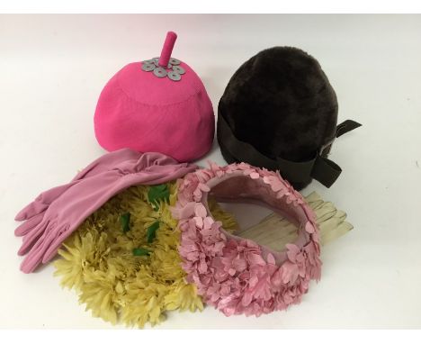 Selection of 1950s and 1960s accessories - including cloche hat, pink Mod hat with metal trim, velvet turban, etc, gilt mesh 