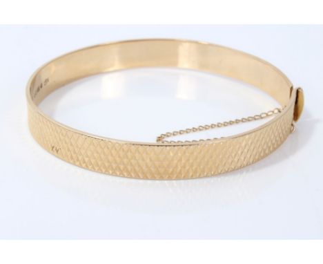 Gold (9ct) hinged bangle with engine-turned decoration CONDITION REPORT Weight approximately 14.4 grams