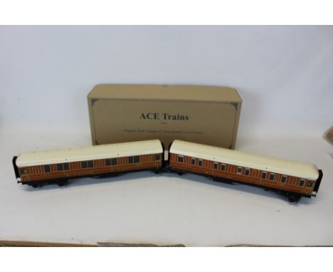Railway - Ace Trains - vintage-style 0 gauge Articulated Coach units, in original box
