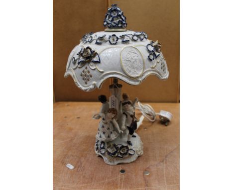 Good quality blue and white porcelain table lamp and shade decorated with four figures