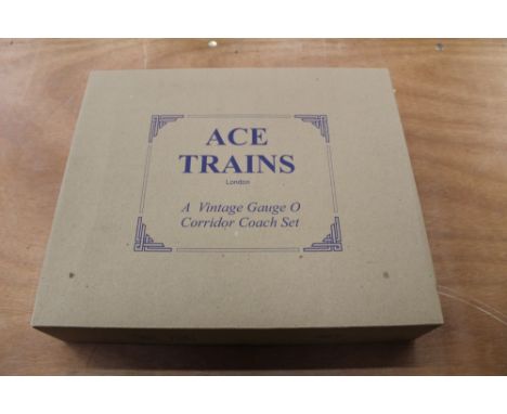 Railway - Ace Trains - vintage 0 gauge Corridor Coach Set, in original box