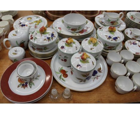 Royal Worcester Evesham tea and dinner service (89 pieces) CONDITION REPORT Good overall condition, some light wear to glaze 
