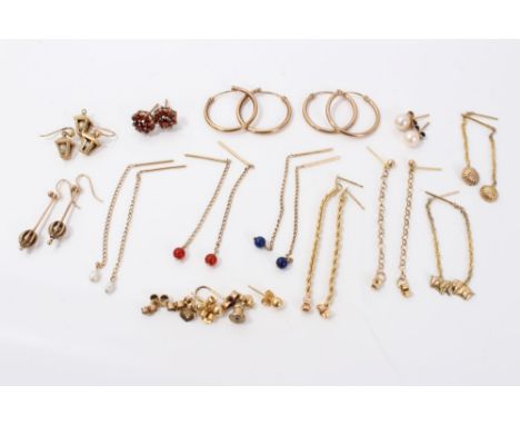 Group of various gold and yellow metal earrings CONDITION REPORT Total weight approximately 13.4 grams